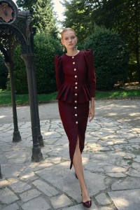 vestido brocado granate con peplum manga abullonada de invitada
