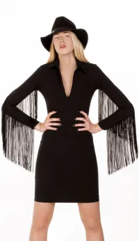 vestido negro de fiesta corto con flecos en la manga de felipe