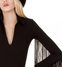vestido negro de fiesta corto con flecos en la manga de felipe