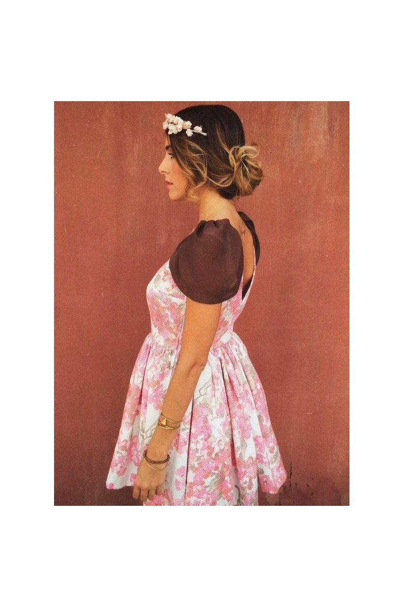 vestido fiesta  de flores corto de vuelo con alas y escote en la