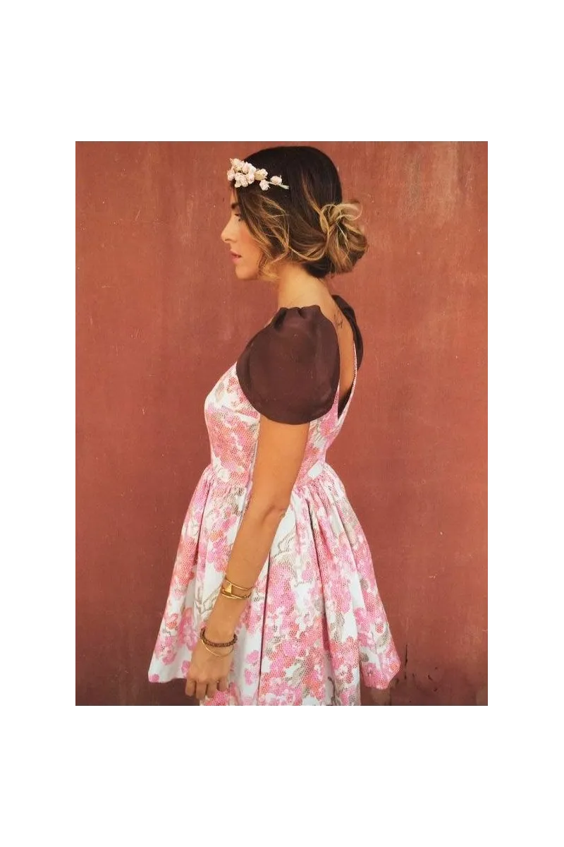 vestido fiesta de flores corto de vuelo con alas y escote en la