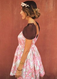 vestido fiesta  de flores corto de vuelo con alas y escote en la