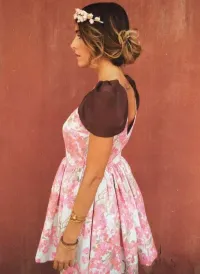 vestido fiesta de flores corto de vuelo con alas y escote en la