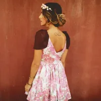 vestido fiesta de flores corto de vuelo con alas y escote en la