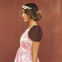 vestido fiesta de flores corto de vuelo con alas y escote en la
