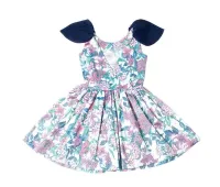 vestido fiesta de flores corto de vuelo con alas y escote en la