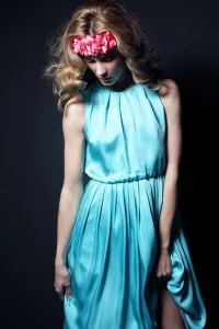 vestido de fiesta largo azul verdeagua con caida y cinturón