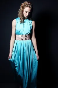 vestido de fiesta largo azul verdeagua con caida y cinturón
