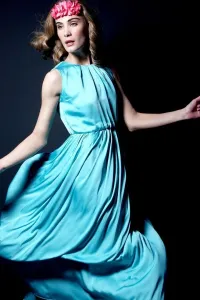 vestido de fiesta largo azul verdeagua con caida y cinturón