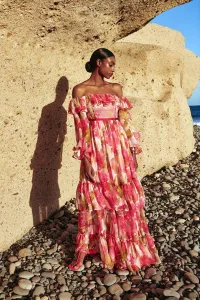 Vestido largo en gasa estampada de flores rojas con escote bardot