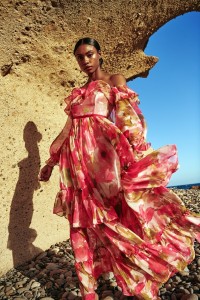 Vestido largo en gasa estampada de flores rojas con escote bardot
