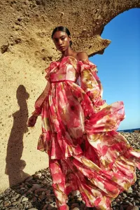 Vestido largo en gasa estampada de flores rojas con escote bardot