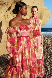 Vestido largo en gasa estampada de flores rojas con escote bardot