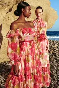 Vestido largo en gasa estampada de flores rojas con escote bardot