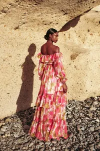 Vestido largo en gasa estampada de flores rojas con escote bardot