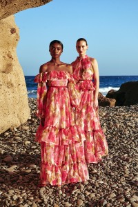 Vestido largo en gasa estampada de flores rojas con escote bardot