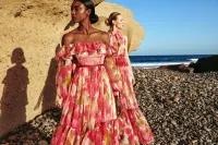 Vestido largo en gasa estampada de flores rojas con escote bardot