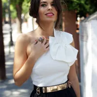 Vestido de fiesta corto asimétrico blanco y negro con lazada de