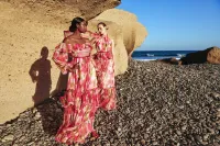 Vestido largo en gasa estampada de flores rojas con escote bardot