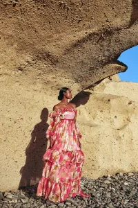 Vestido largo en gasa estampada de flores rojas con escote bardot