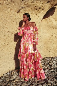 Vestido largo en gasa estampada de flores rojas con escote bardot