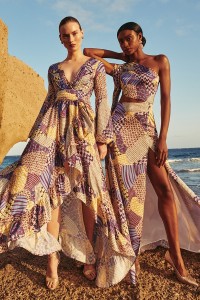 Vestido de fiesta largo cuerpo drapeado con estampado geometrico