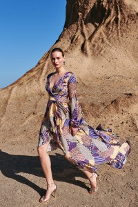 Vestido de fiesta largo cuerpo drapeado con estampado geometrico
