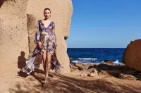 Vestido de fiesta largo cuerpo drapeado con estampado geometrico