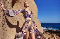 Vestido de fiesta largo cuerpo drapeado con estampado geometrico