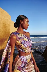 Vestido de fiesta largo estampado geometrico con abertura abdomen