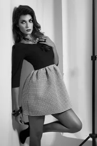 Vestido fiesta corto con falda de vuelo blanco y negro de daluna