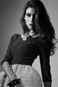 Vestido fiesta corto con falda de vuelo blanco y negro de daluna