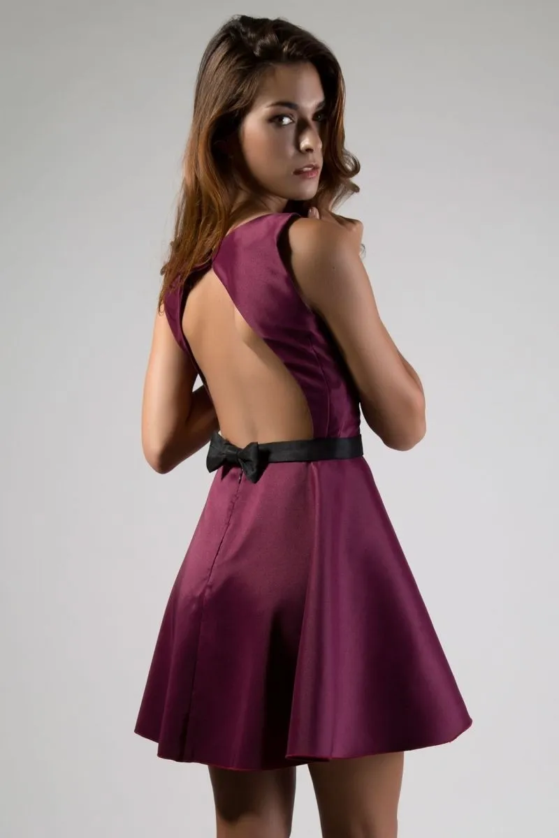 Vestido fiesta boda vuelo morado con escote esplada de Daluna