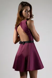 Vestido fiesta boda vuelo morado con escote esplada de Daluna