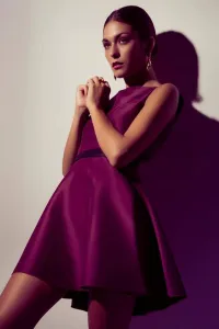 Vestido fiesta boda vuelo morado con escote esplada de Daluna