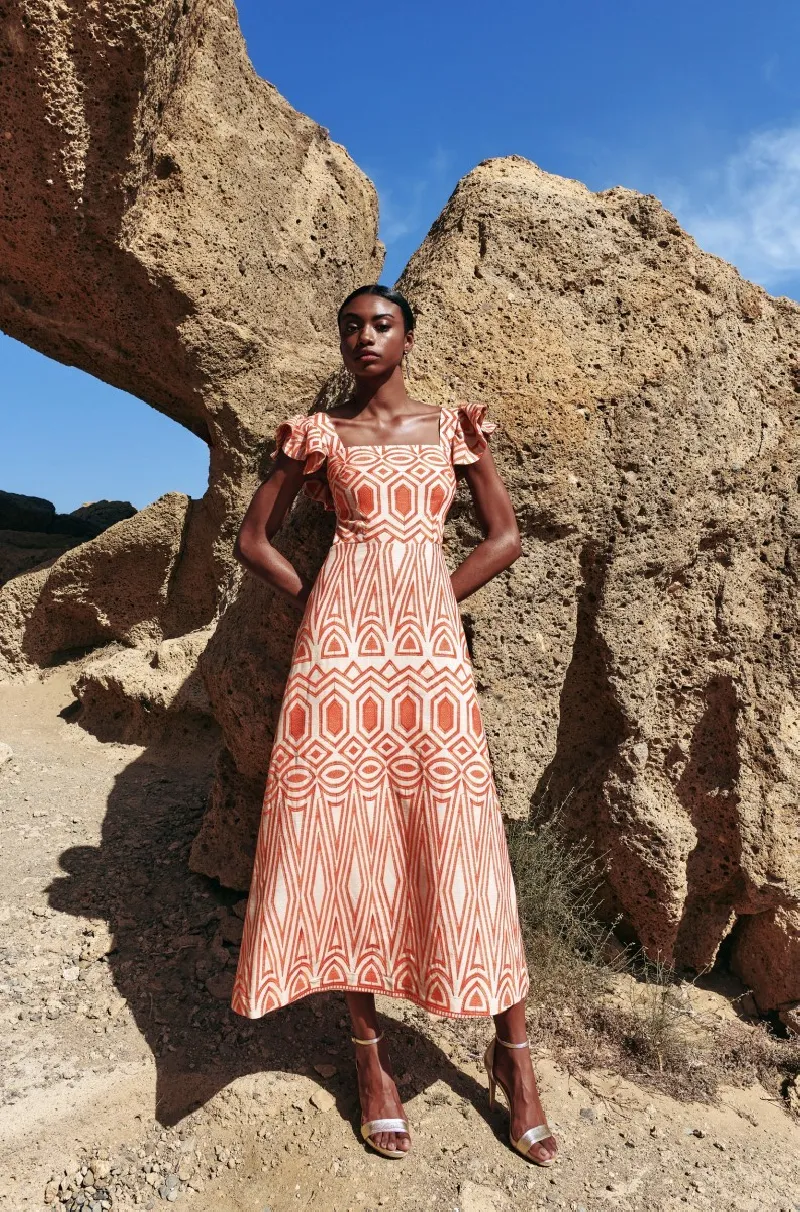 vestido con volantes y falda evasé de lino bordado étnico para