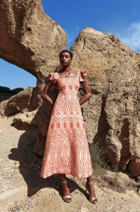 vestido con volantes y falda evasé de lino bordado étnico para