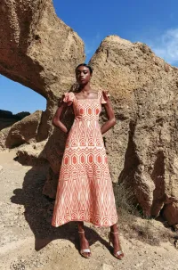 vestido con volantes y falda evasé de lino bordado étnico para
