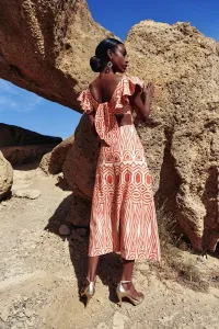 vestido con volantes y falda evasé de lino bordado étnico para