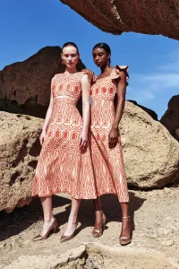 vestido con volantes y falda evasé de lino bordado étnico para
