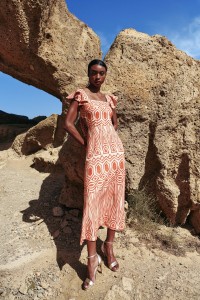 vestido con volantes y falda evasé de lino bordado étnico para