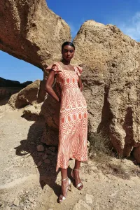 vestido con volantes y falda evasé de lino bordado étnico para