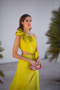 Vestido largo asimetrico en tafeta lima para invitada boda verano