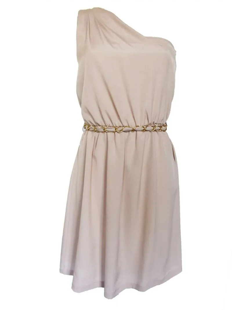 Vestido asimetrico griego color beige con cinturón de cadena dorada