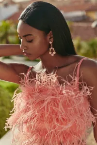 Top corto de fiesta de plumas crepe coral