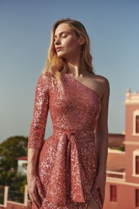 Vestido de fiesta asimetrico largo de lentejuelas coral