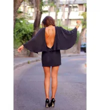 Original vestido modelo murciélago en negro