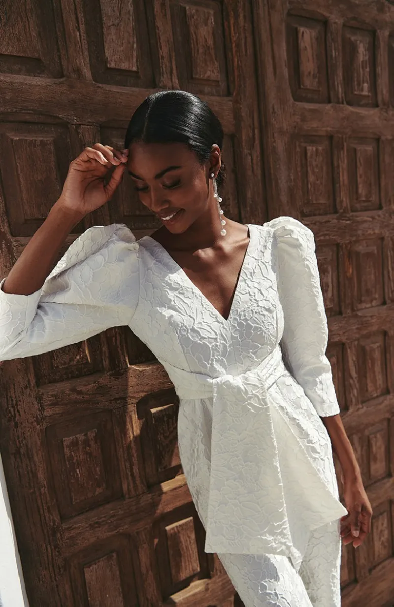 Mono blanco para novia civil en jacquard en relieve flores con