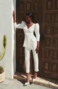 Mono blanco para novia civil en jacquard en relieve flores con