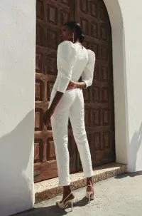 Mono blanco para novia civil en jacquard en relieve flores con